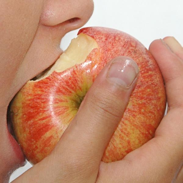 吃苹果牙龈为何会出血？多因牙龈本身问题而非苹果所致，以下是主要原因：
1. 牙龈