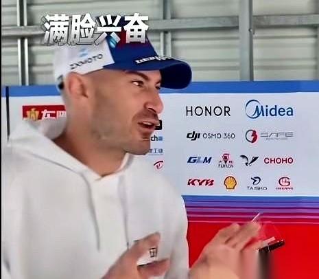 赛车手德比斯，一句话把所有记者都干懵了。
他对着镜头，一脸轻松地摊开手：“当车手