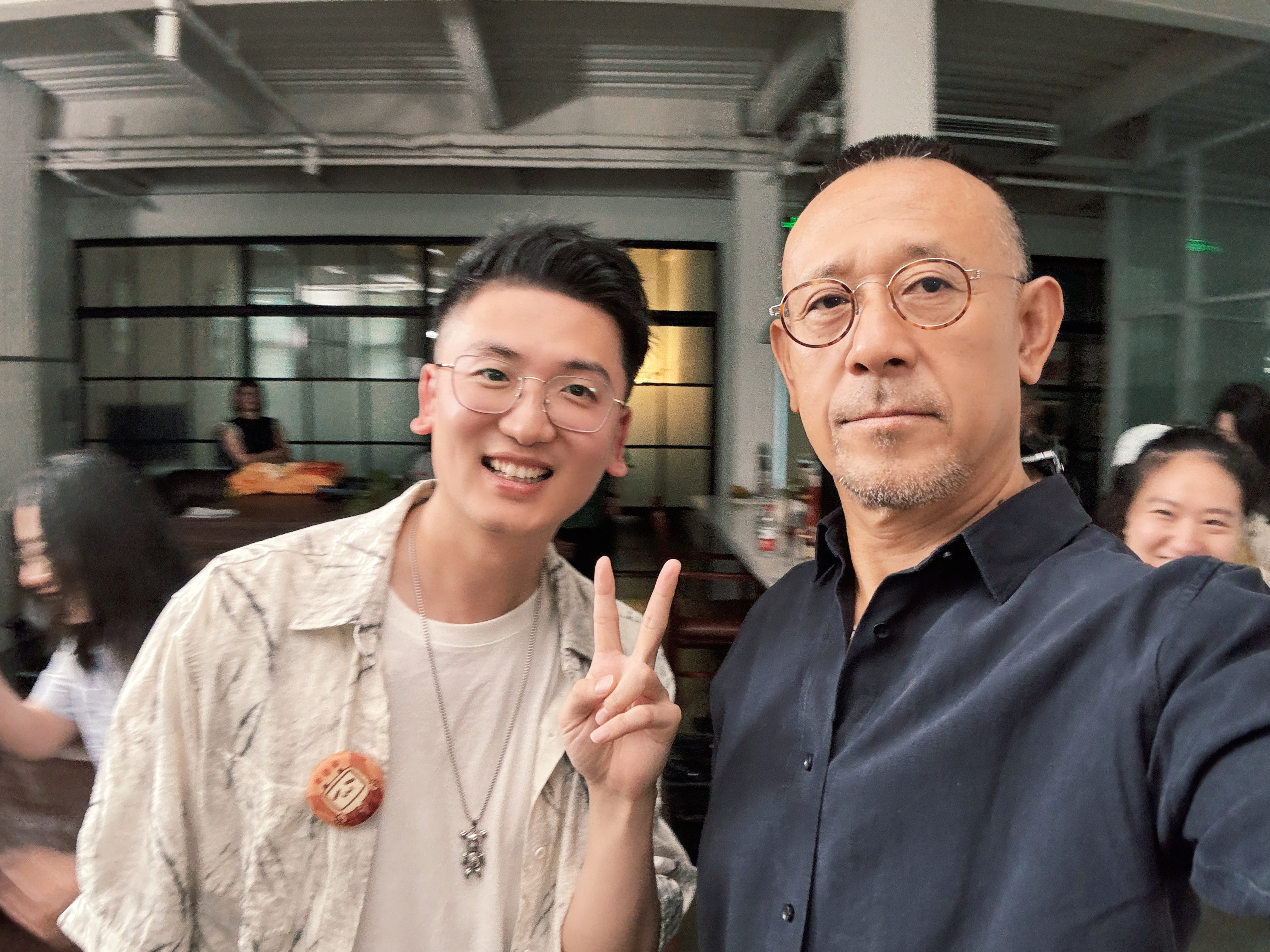 姜文63岁了老姜头生日快乐！那天合影我说自己拍的不好看，他抓起我的手机咔咔就是四