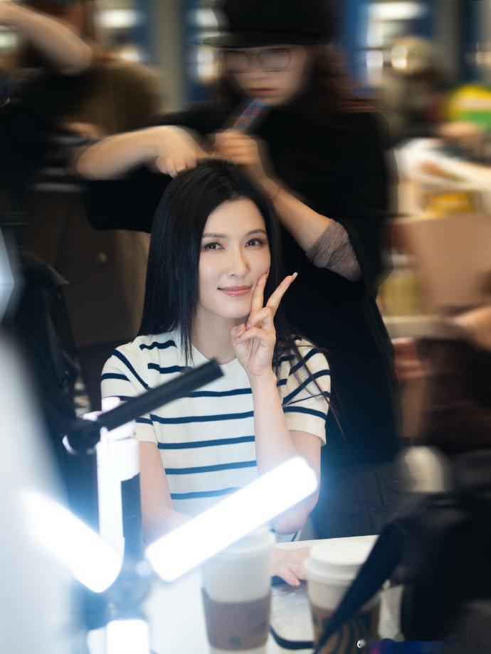 徐洁儿四十多岁的年轻人人间清醒姐姐莫过于徐洁儿，坦言自己依旧是四十多岁的年轻人，