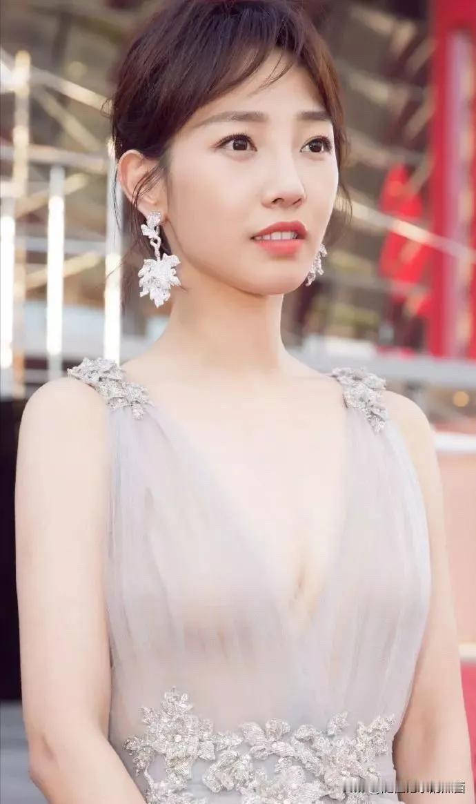 这些来自山东的女演员，一个比一个漂亮，这里面颜值最高的是陈好，笑起来温暖又清新，