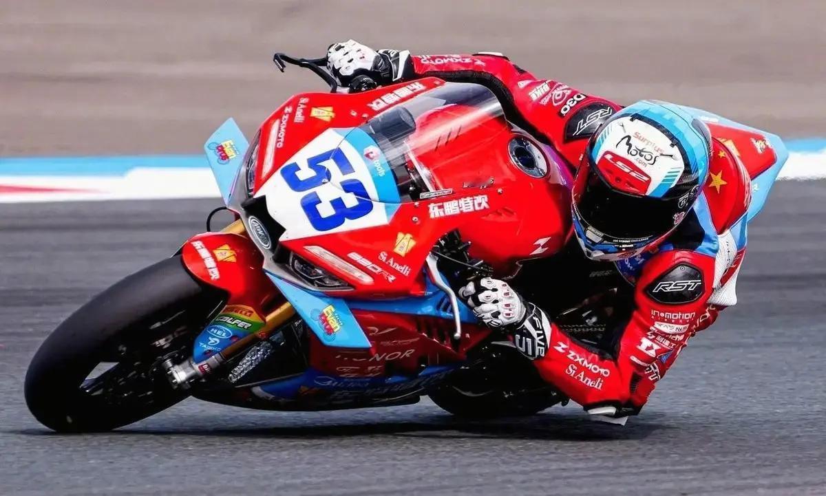 中国赛车别重蹈刘翔覆辙！张雪退赛需理性包容

2026年WSBK匈牙利站，张雪机