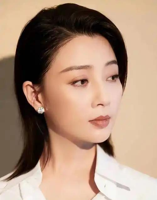 2017年，殷桃在家里帮妈妈摘菜时，妈妈看着殷桃，突然来了一句：“你看我把你生得