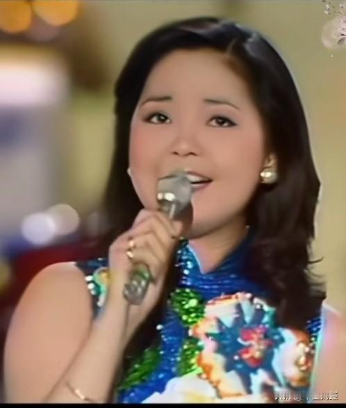 邓丽君的嗓音是天赐瑰宝，深情甜美无人能及。她一生演唱2000多首歌曲，精通多国语