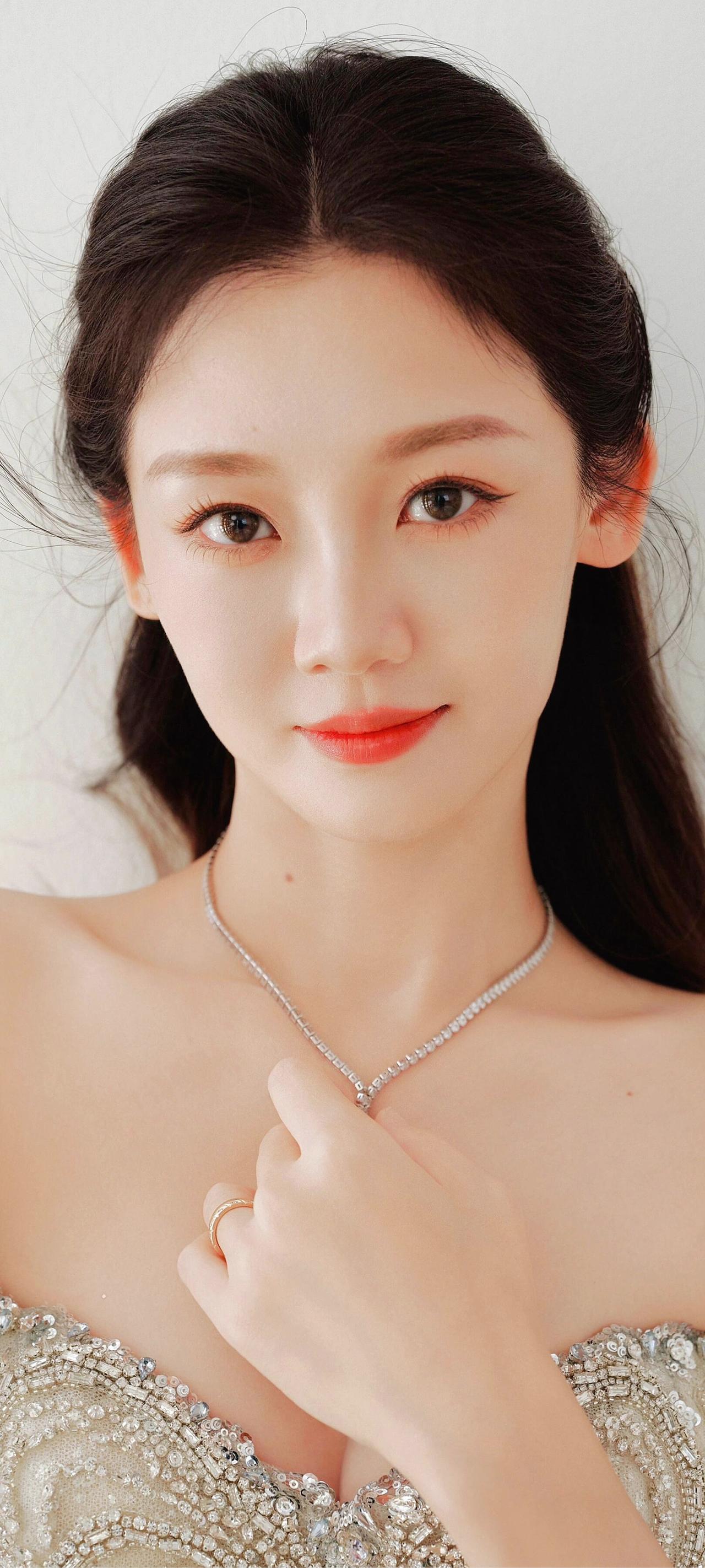 《晶裳》 
云鬓裁霜缀玉珰，
晶裙曳影动流光。
凝眸似有星河落，
一笑清风入画堂