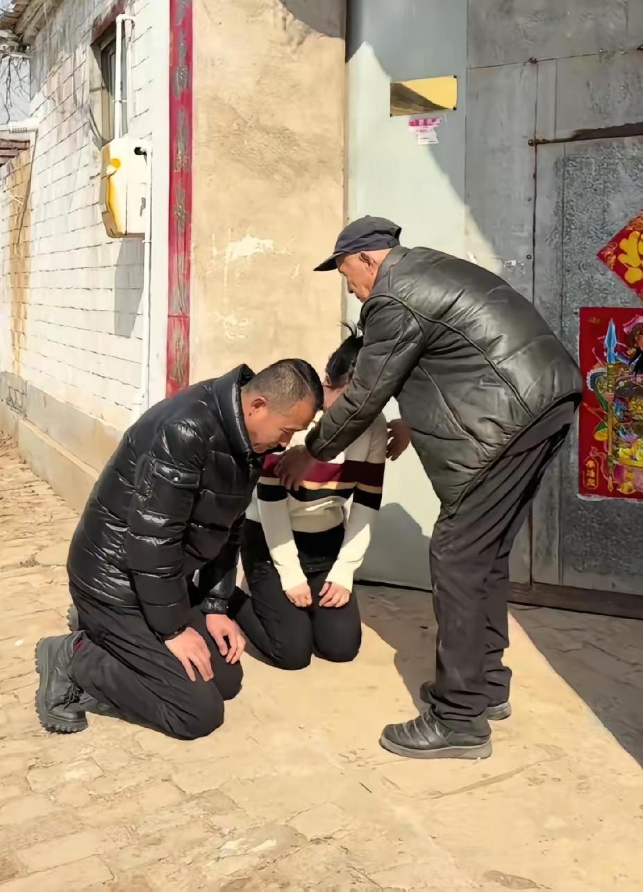 贵州的一个村子，老屋门前，有个女人一边走一边数落身边的男人，说着说着火气上来了，