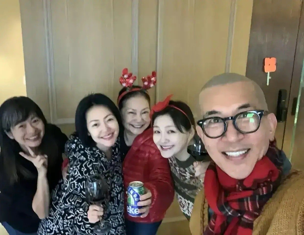 S家目前经济的情况：S妈一直没有收入，大姐婚后一直没有收入，小S请假半年工作暂停