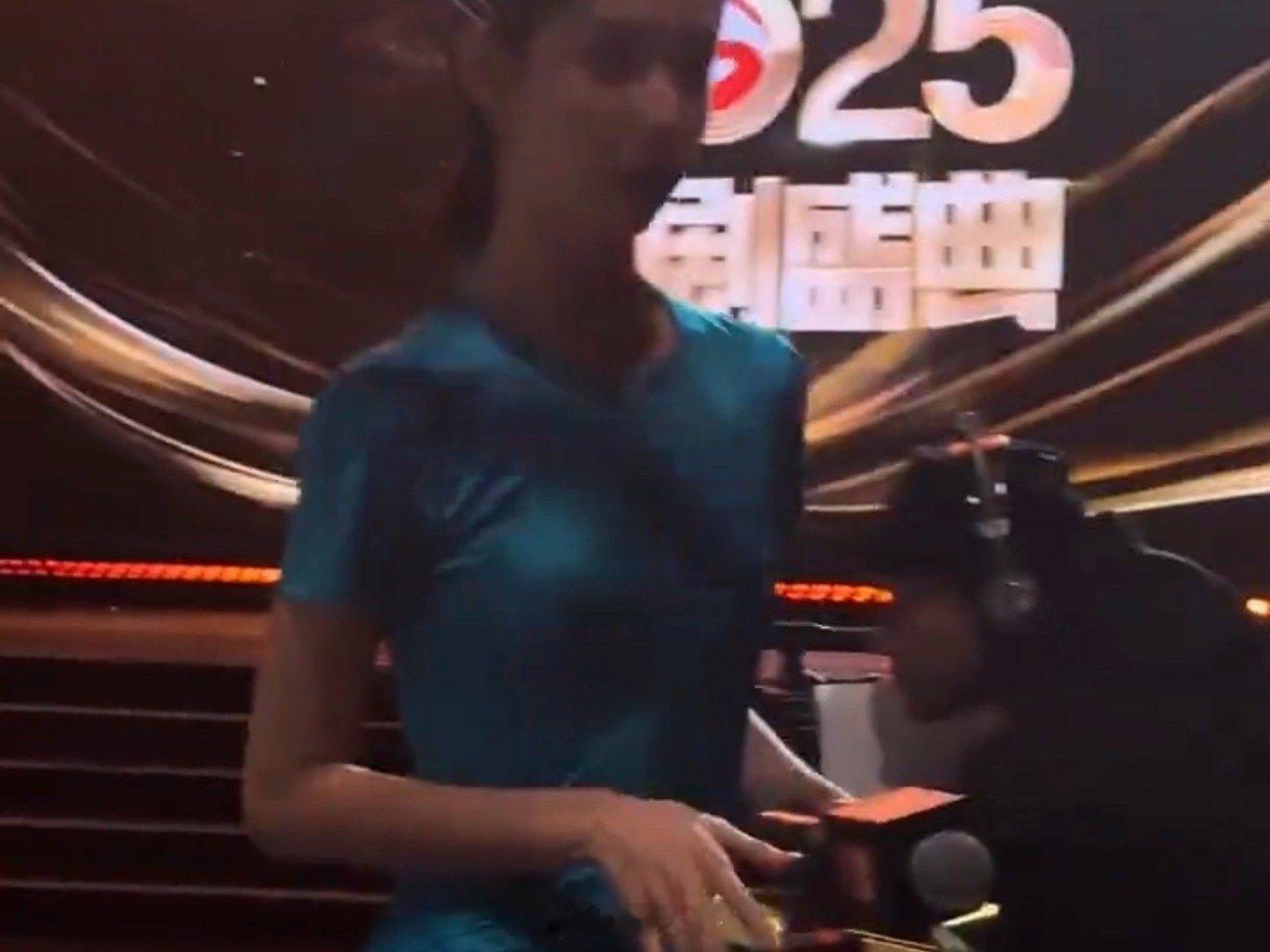 陈都灵拿奖后拥抱温峥嵘陈都灵在国剧盛典拿了奖之后。就来找温峥嵘要抱抱了啊，就是说