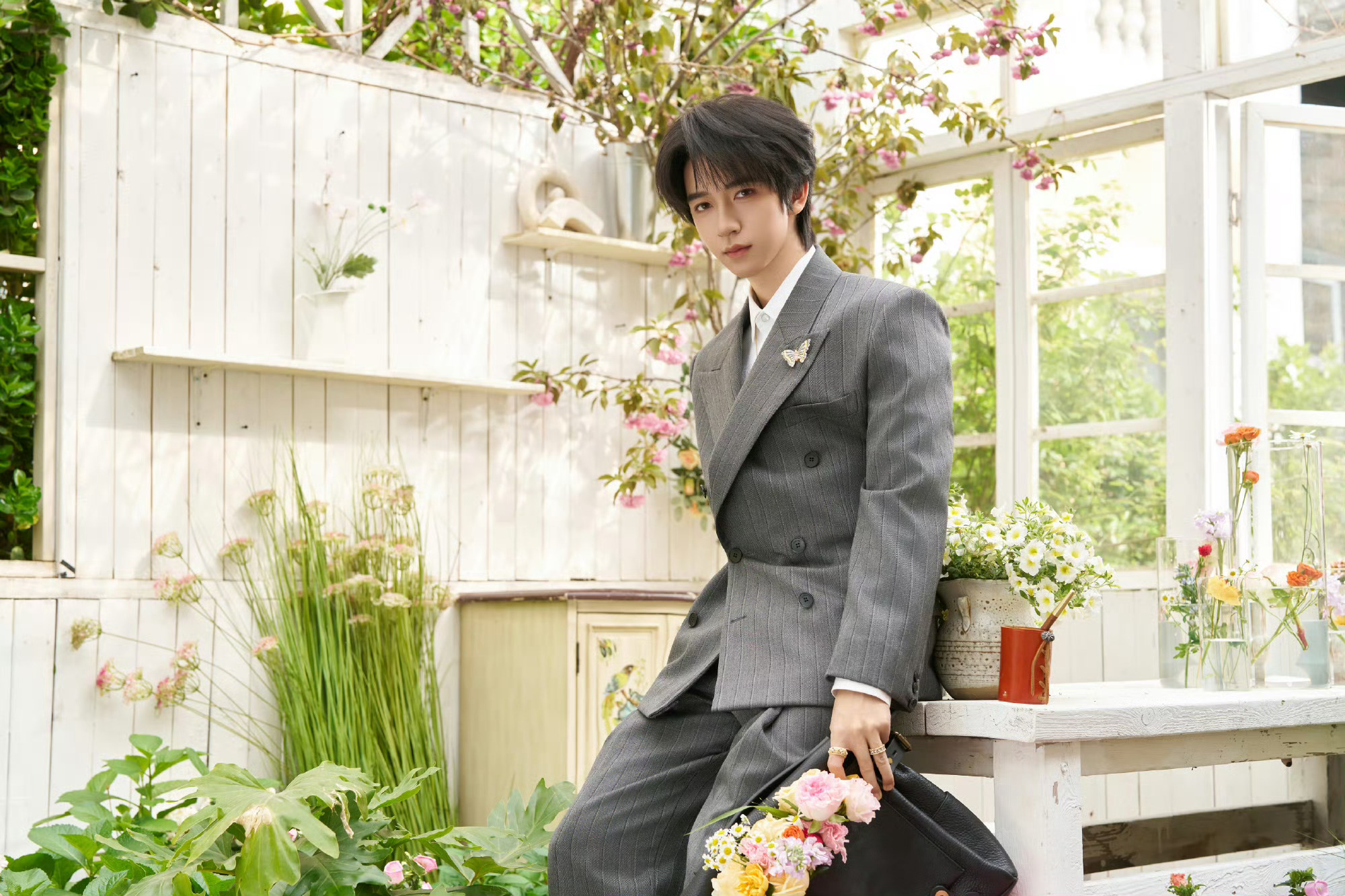 贺峻霖小孩就是硬帅，贺峻霖你撑伞别太帅了！！真是被你迷倒了