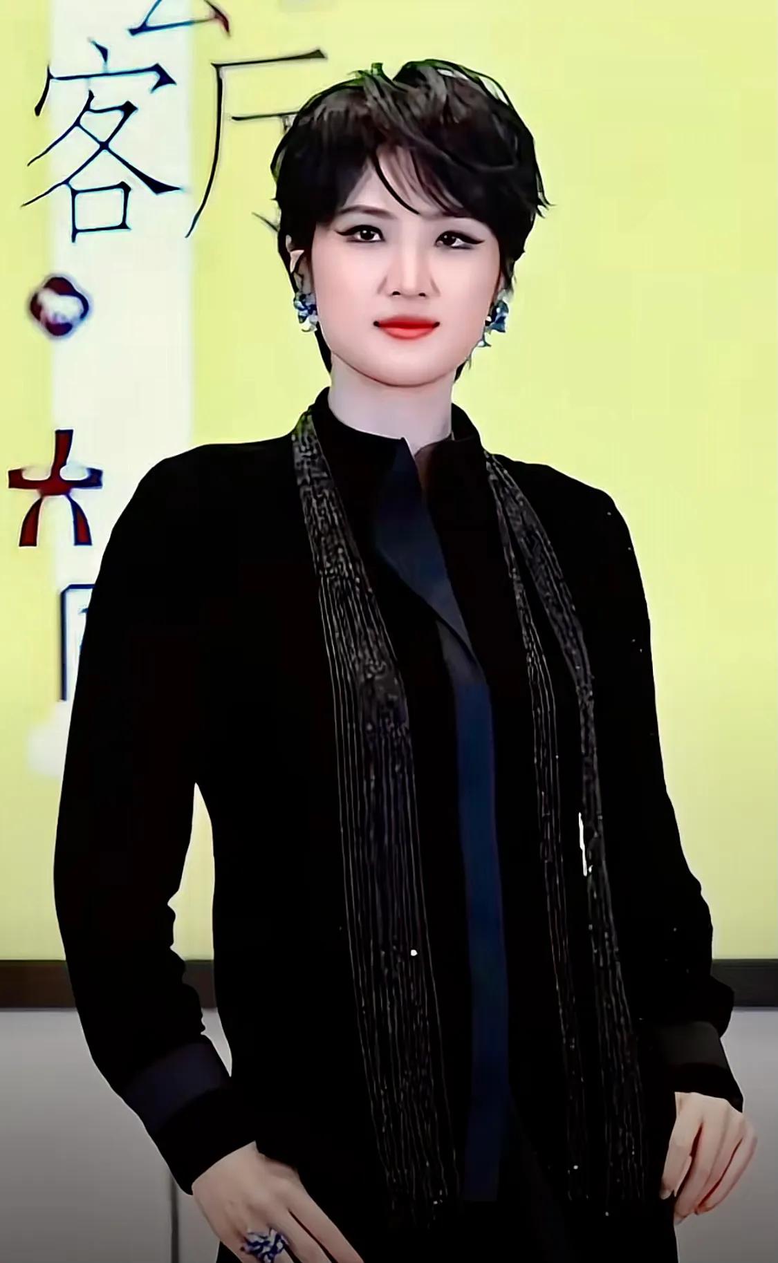 女儿得富养，太有气质了。
军人家庭出身的人就是不一样，传统、革命传统代代相传。