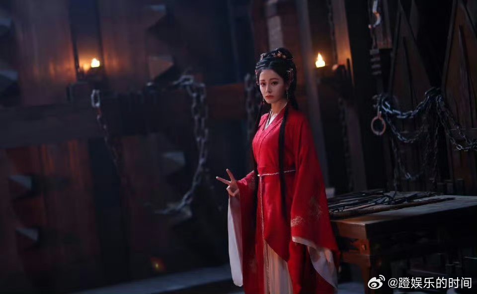 迪丽热巴贺思慕角色热度破亿贺思慕站内热度破亿🎉恭喜迪丽热巴贺思慕角色热度破亿！