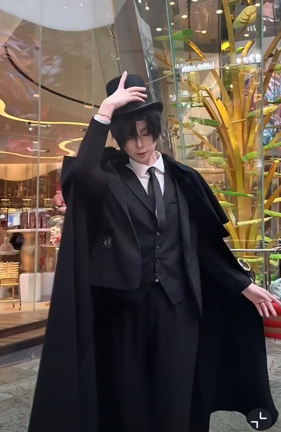 这下都知道克莱恩没钱了 克莱恩摘帽跳舞，奥黛丽往他帽子里投钱，哈哈哈哈哈互动太搞