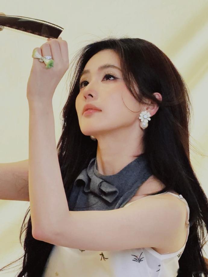 白鹿大珍珠耳环  白鹿大珍珠耳环好漂亮！大美人戴什么首饰都漂亮！而且白鹿青苹果核
