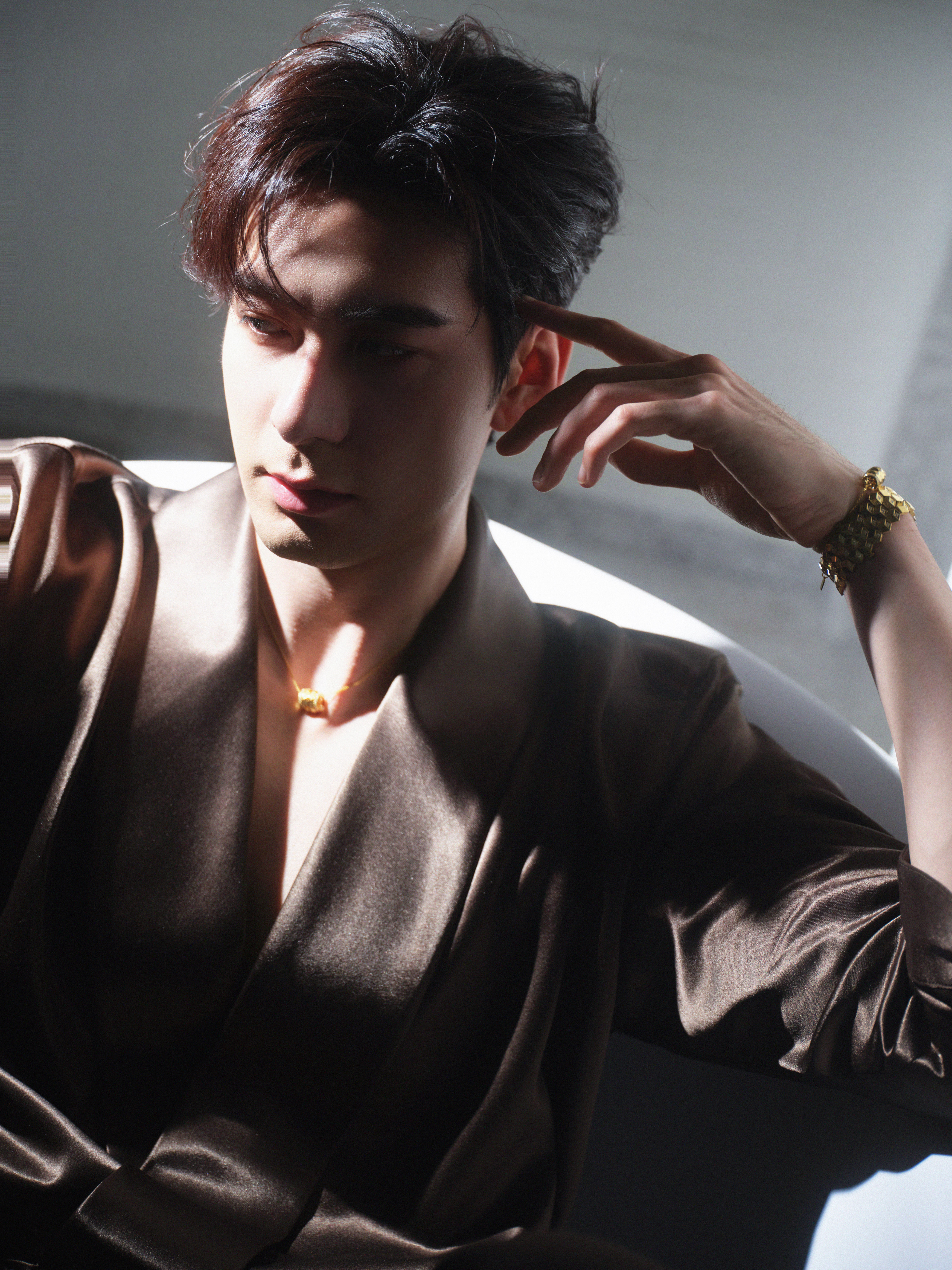 谁家孩子躺浴缸里还穿衣服啊？哦我家的这是…… 