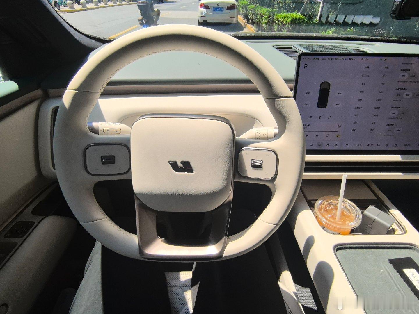 这个周末品鉴两个车理想 L8 Ultra  和小鹏 Mona L03所以饮料也得