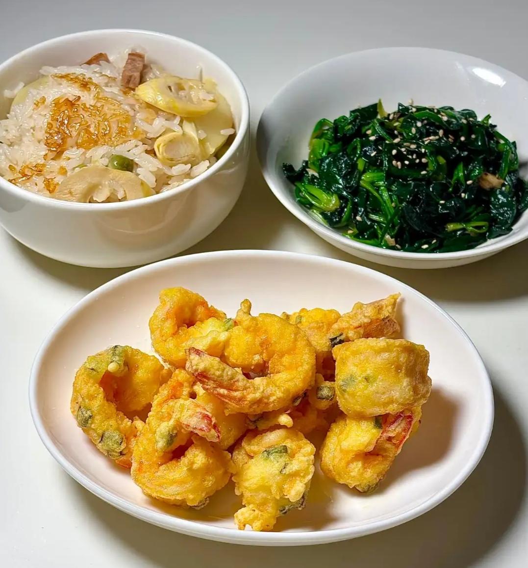 前段时间妈妈意外摔伤骨折，出院后我一心想把她接来身边照料，可老人家故土难离，坚持