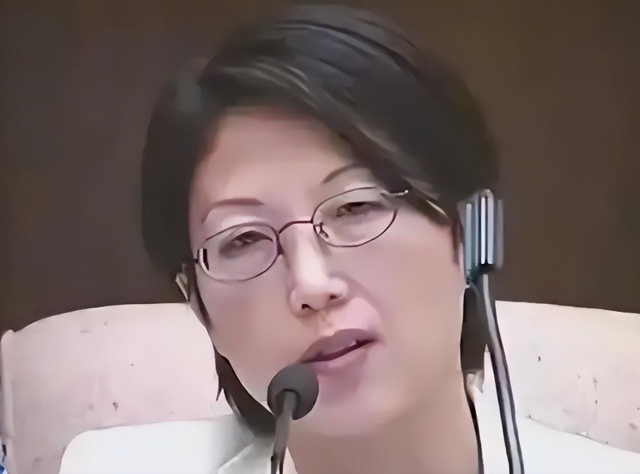 2001年2月，高瞻带着丈夫和5岁的儿子回国探亲，看起来就是普通的家庭行程。等到