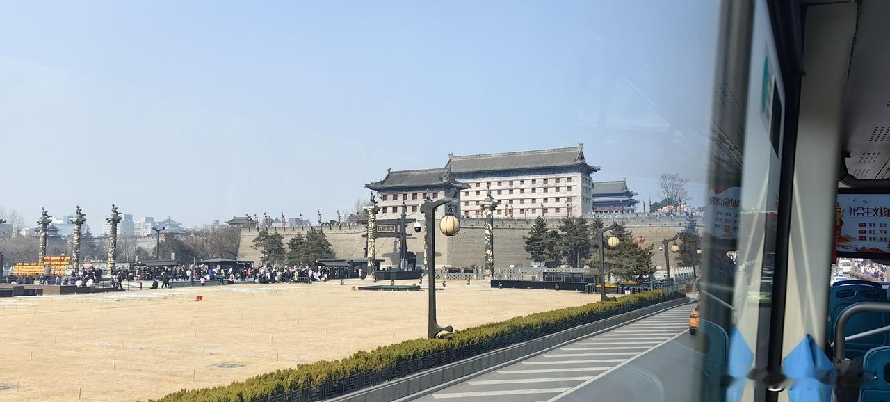 麦田早已不复
苞谷有齐人高
不知过了几个夏秋
路人都不识我
正如我不知归途
在本
