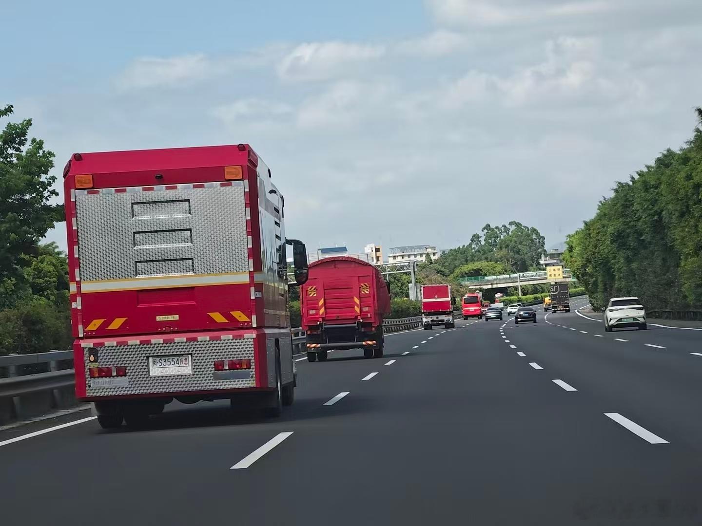 在泉州往外的高速路上遇见了龙岩消防车队，不知道是不是晋江鞋厂火灾来协助的。 