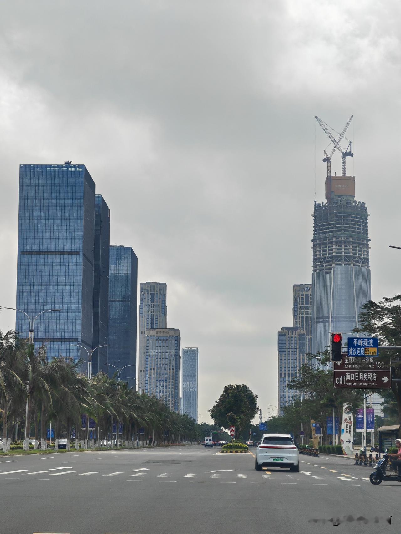 海口新崛起的天际线！国兴大道海南中心高度428米，是全海口乃至全海南最高的楼。目