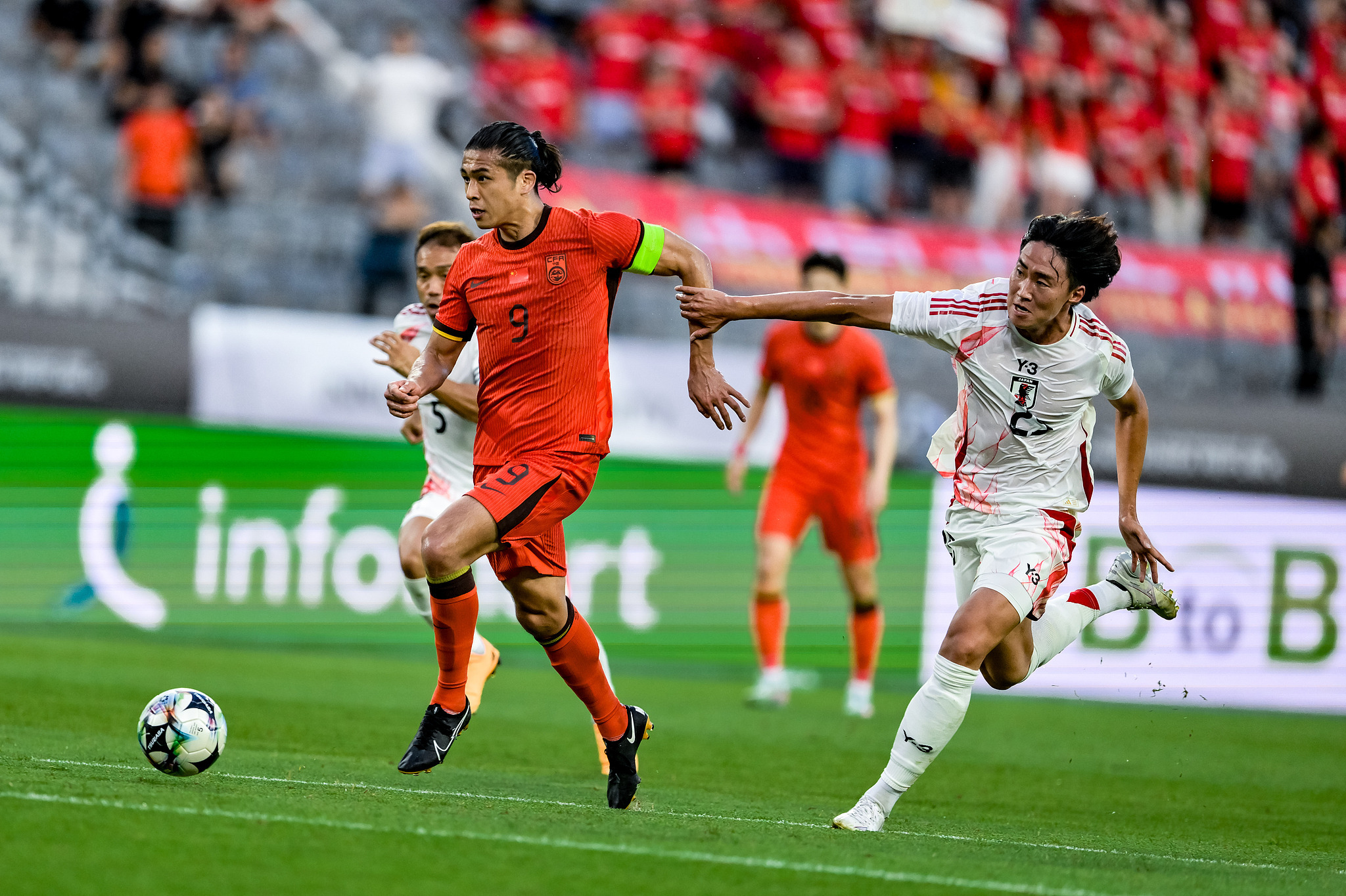 国足0比2日本国足东亚杯2连败 东亚杯第2轮，国足0-2不敌日本，遭遇2连败。细