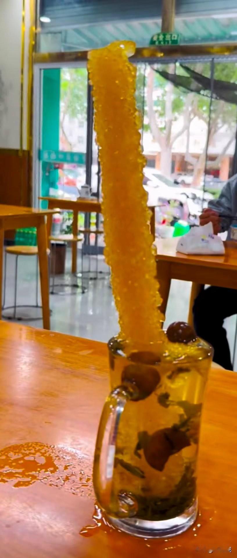 谁见过
哪个喝茶的人一次性放这么多冰糖的
这到底是在喝茶还是在喝冰糖
这喝法就不