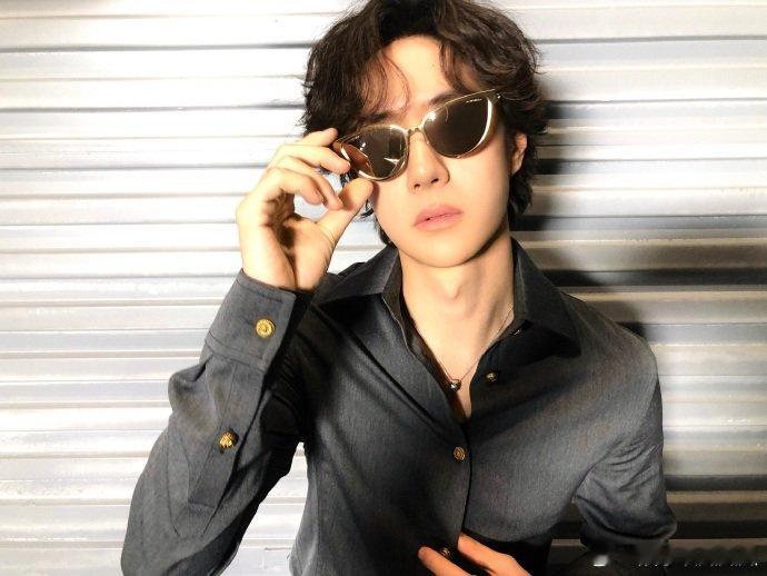 王一博好有腔调王一博12连拍夯爆了十二周年12连拍来袭?墨镜?️+卷毛衬衫，Bk