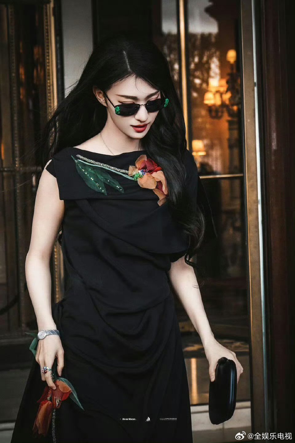 王楚然黑纱露背裙好漂亮的小船船！王楚然黑色露背裙