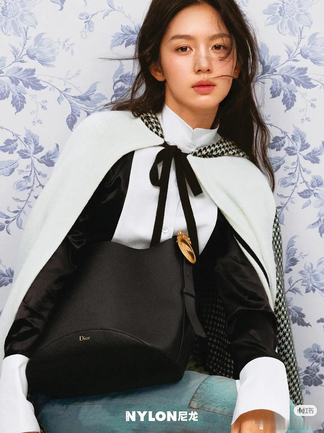 很久没见到这种双目无神的海报了