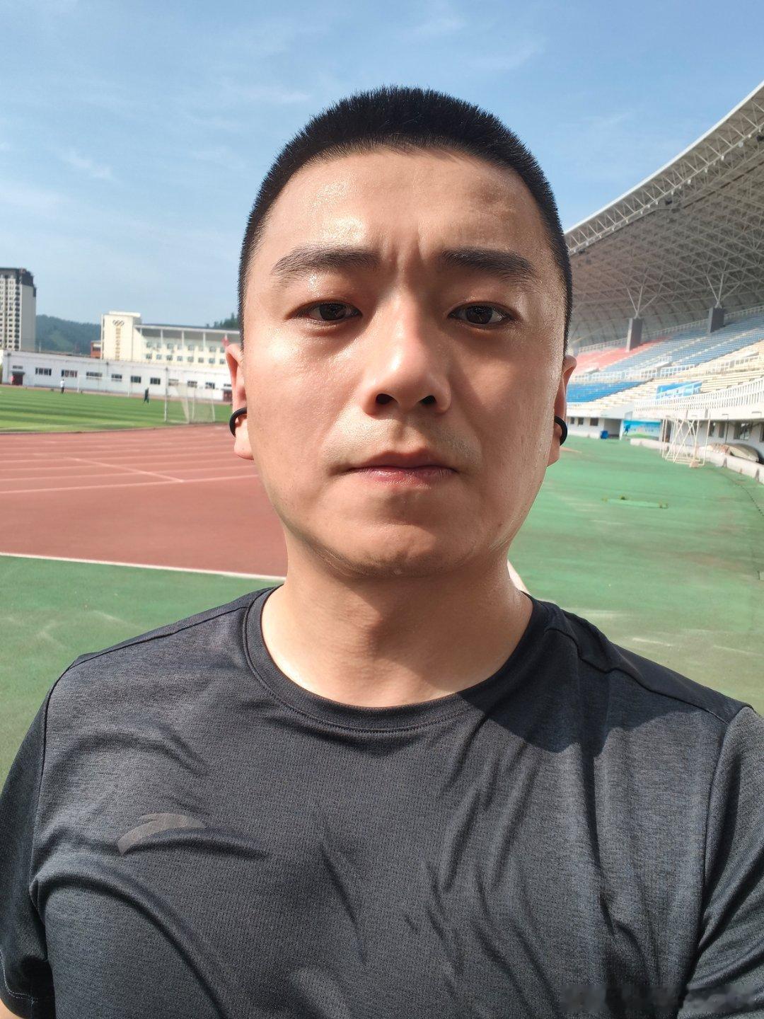 四公里的时候跑崩了。 