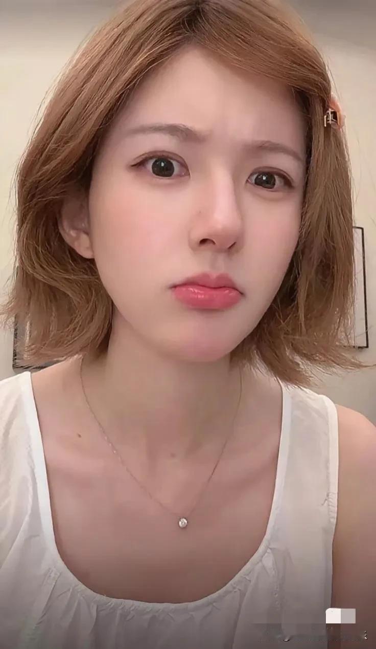 赵露思这女孩不能细看

越仔细看，你就会发现

她长得虽然不算特别漂亮，但是她的