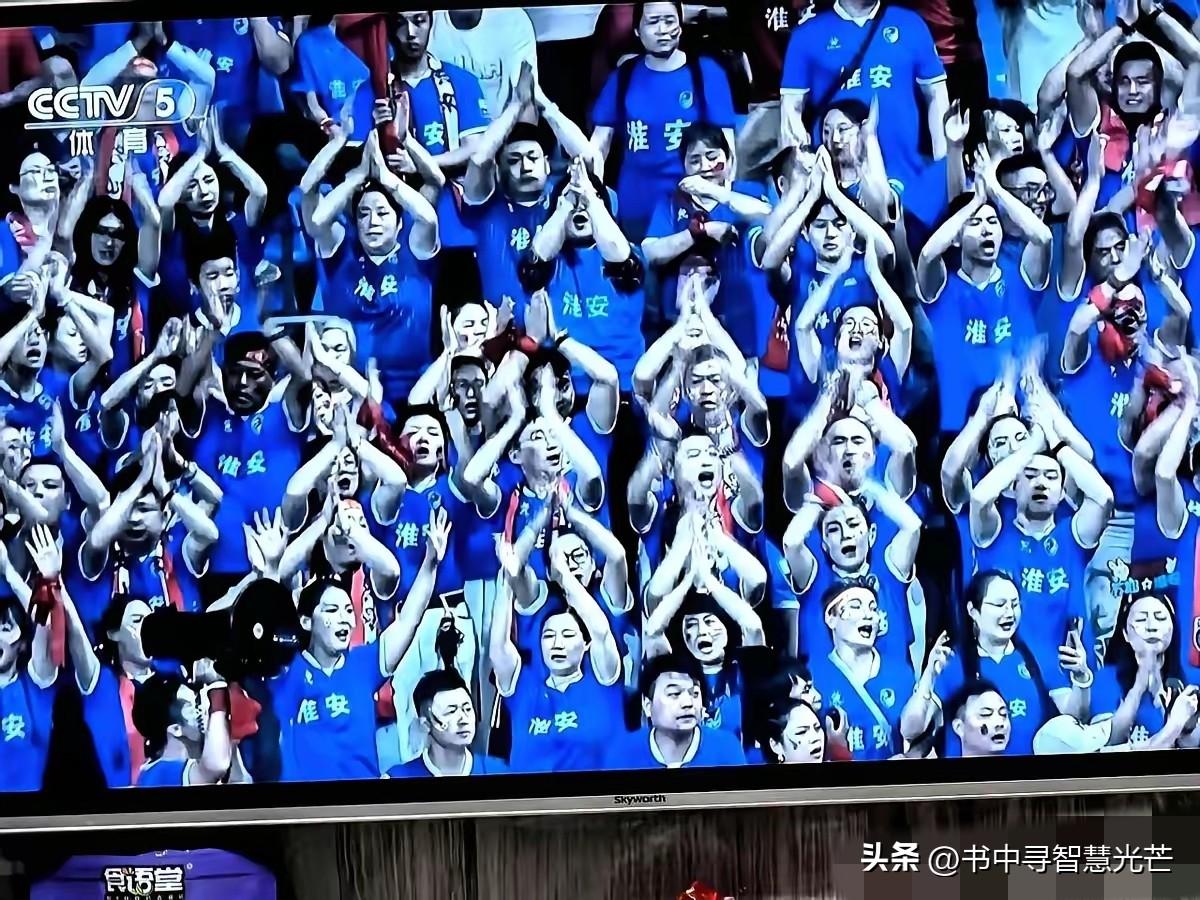 国际足联这回是真坐不住了！你敢信？自从CCTV5全程直播苏超，不光咱们中国球迷追