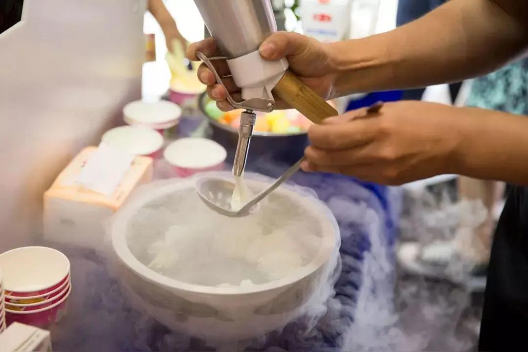 网红液氮奶豆暗藏致命危险
 
近日网红零食液氮奶豆走红网络
小孩吃下后嘴里瞬间白