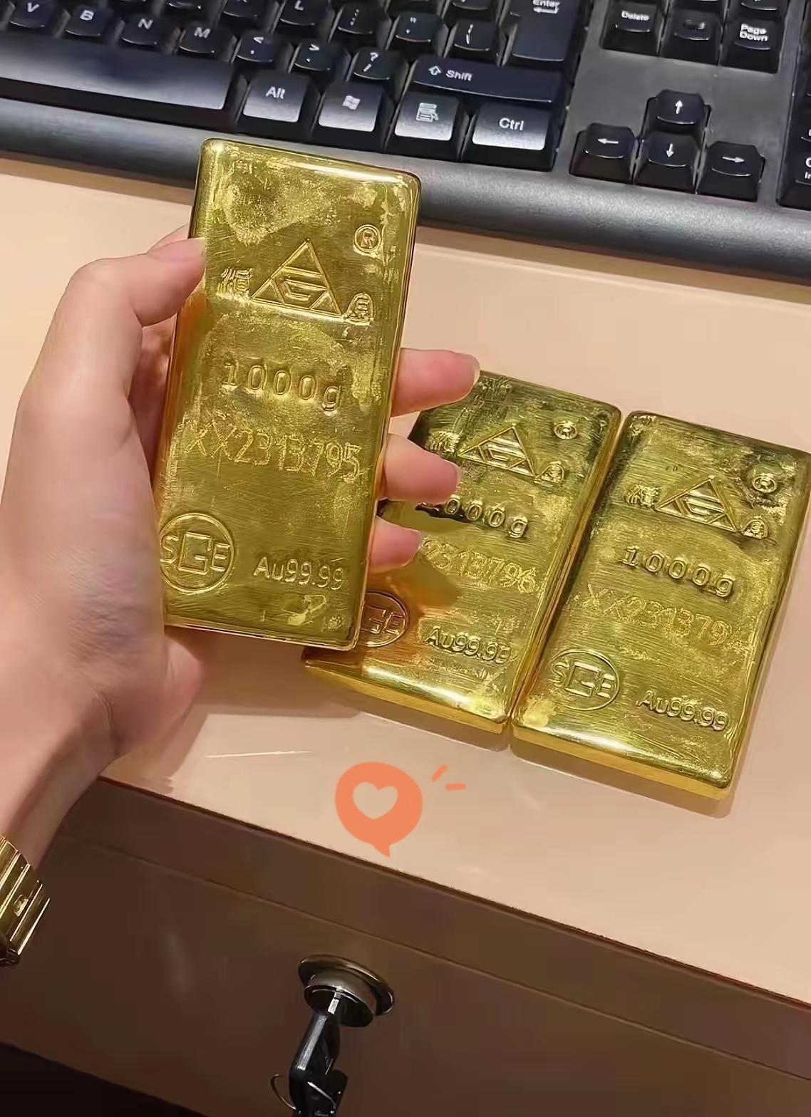 昨晚刷到一个惊掉下巴的说法：未来黄金可能飙升到三四千一克！我立马推了推身边老公：