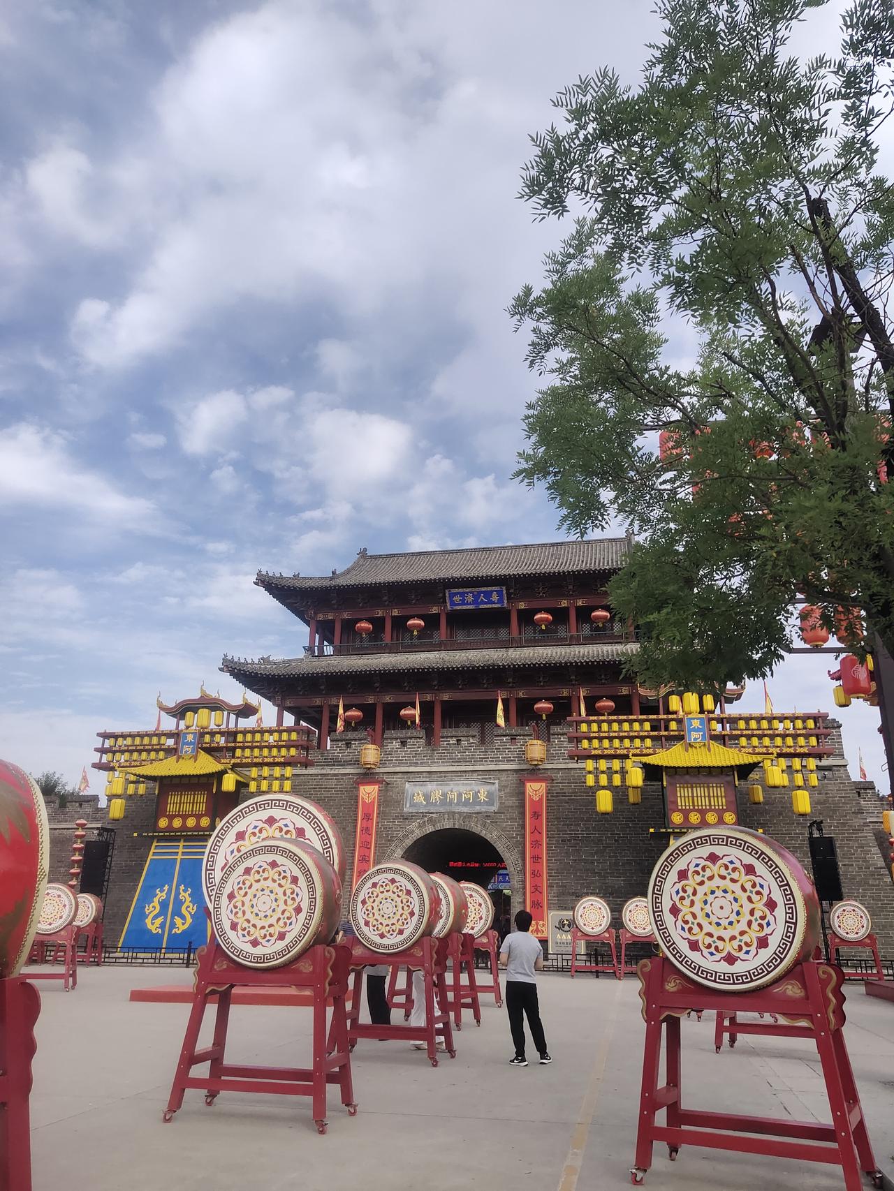 今天回老家参加婚礼，顺道去阿胶城逛了逛。虽说这里是自己的老家，可我也许久没来这儿