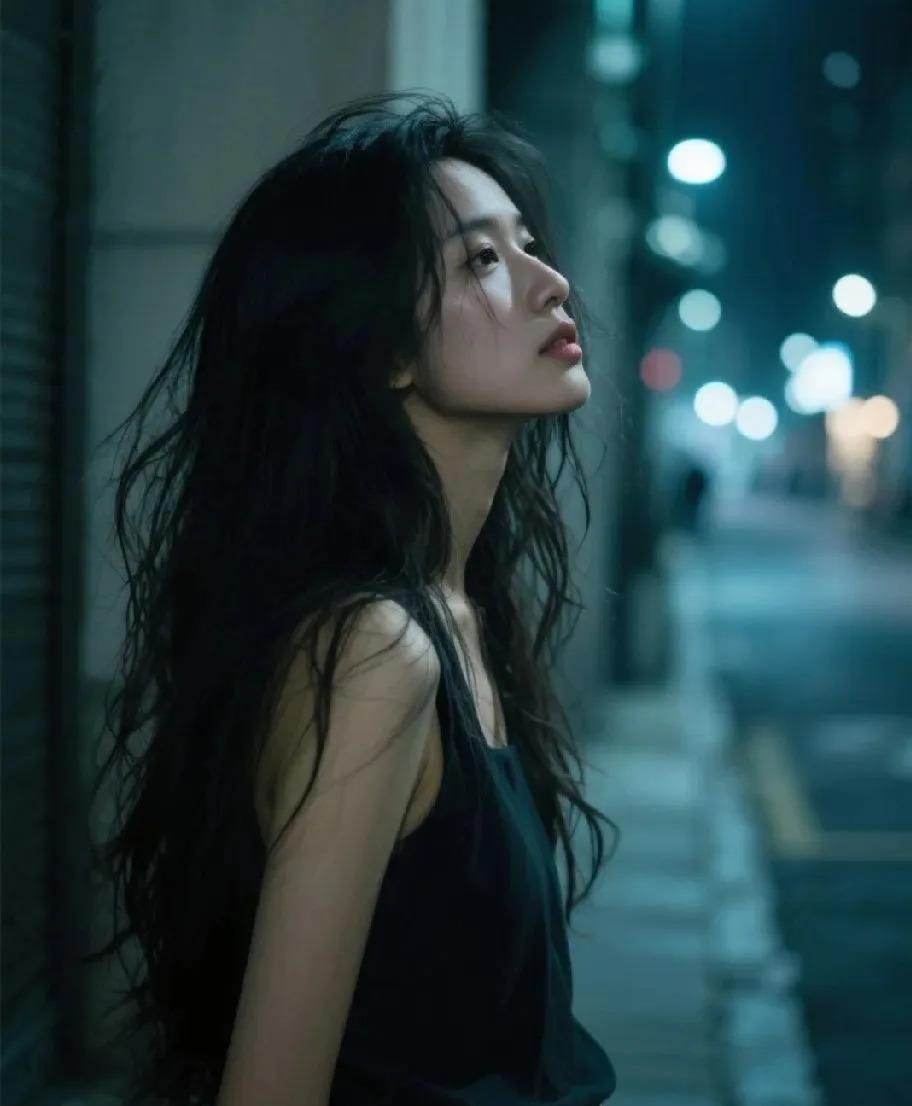 按摩店老板娘那句“客人摸下手能咋样，端着就别干这行”，听得我心里一紧。昏暗的包厢