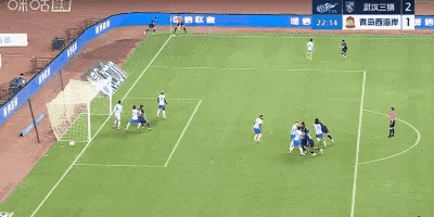 武汉三镇vs青岛西海岸 比赛第22分钟，武汉三镇进球！！！贝维斯！！！贝维斯梅开