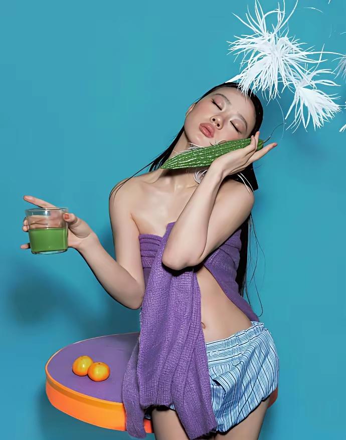 一根苦瓜，一杯苦瓜汁，一脸极为享受的神情。
虽说不清楚单依纯拍这样的写真照片究竟