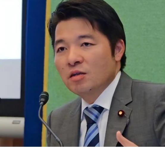 日本议员访华前低声下气求沟通，回国就翻脸撒泼骂街！
这波变脸绝活儿是跟谁学的？中