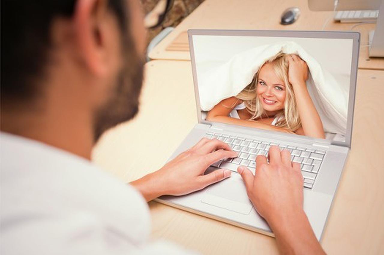 到医院就被拉黑！男子为网恋女友千里寻爱，发现她已婚已育连照片都是AI这男子满心欢