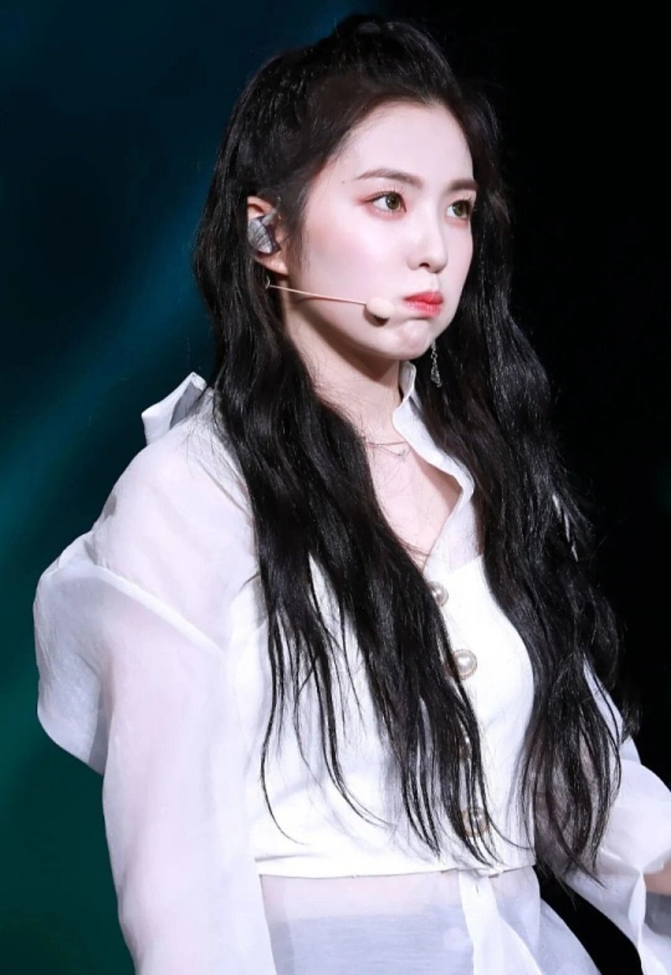 裴珠泫寒冬花信神颜大片裴珠泫这套寒冬花信神颜大片简直是把冬日元气与清冷美学焊在了