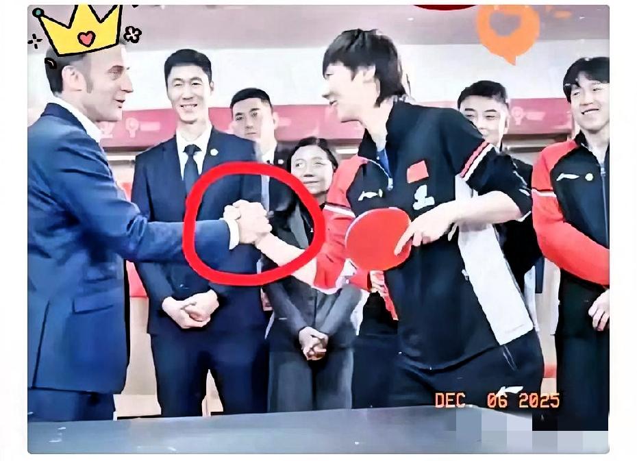 王曼昱握手照的玄机：右手礼，左手碗，松弛藏在球拍里。

王曼昱的握手照并不是简单