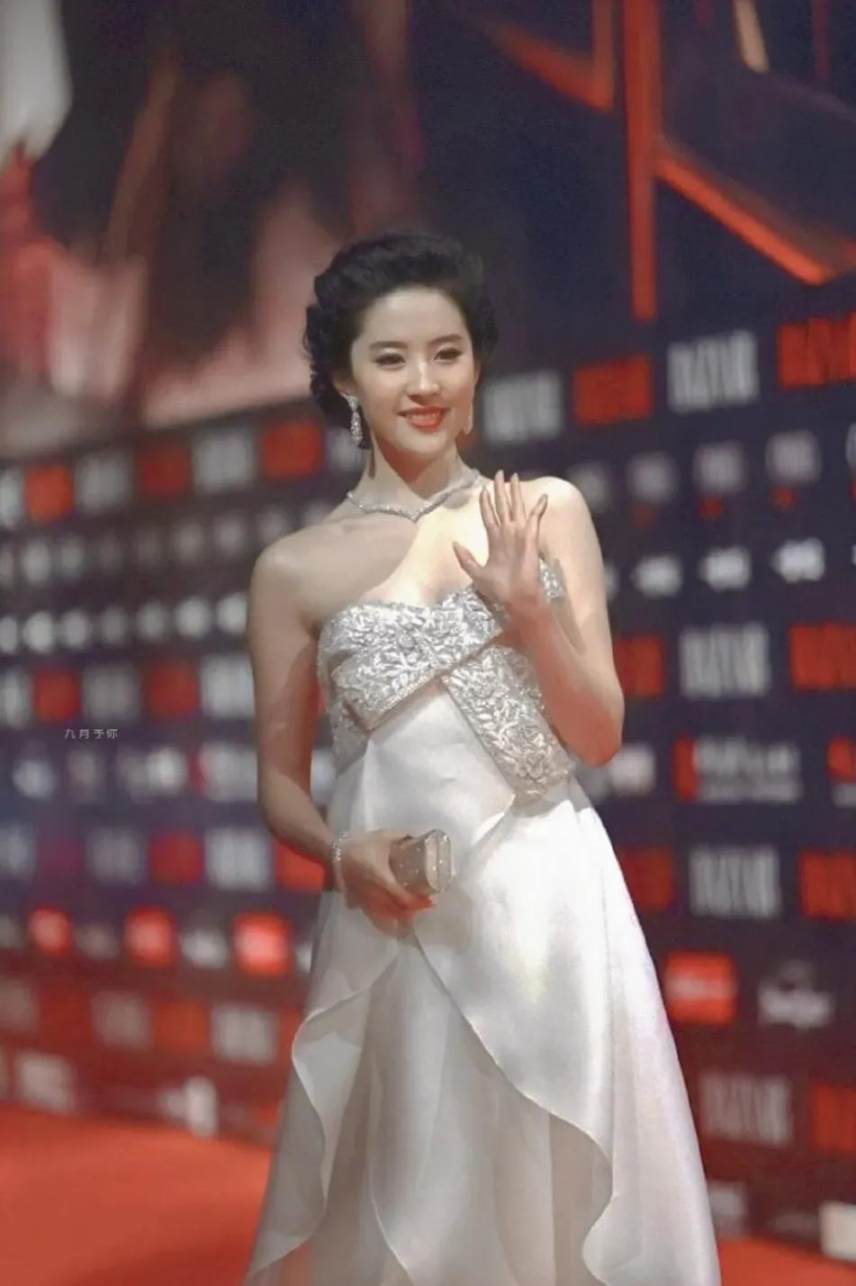 刘亦菲的气质纯洁优美，就像一朵茉莉花般清新脱俗。
白色的衣服更能凸显她的纤细身材