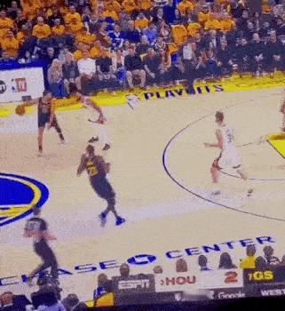 勇士队的格林这挡拆技术应该是NBA历史上质量最好的，仔细看这个档次，范弗利特都被