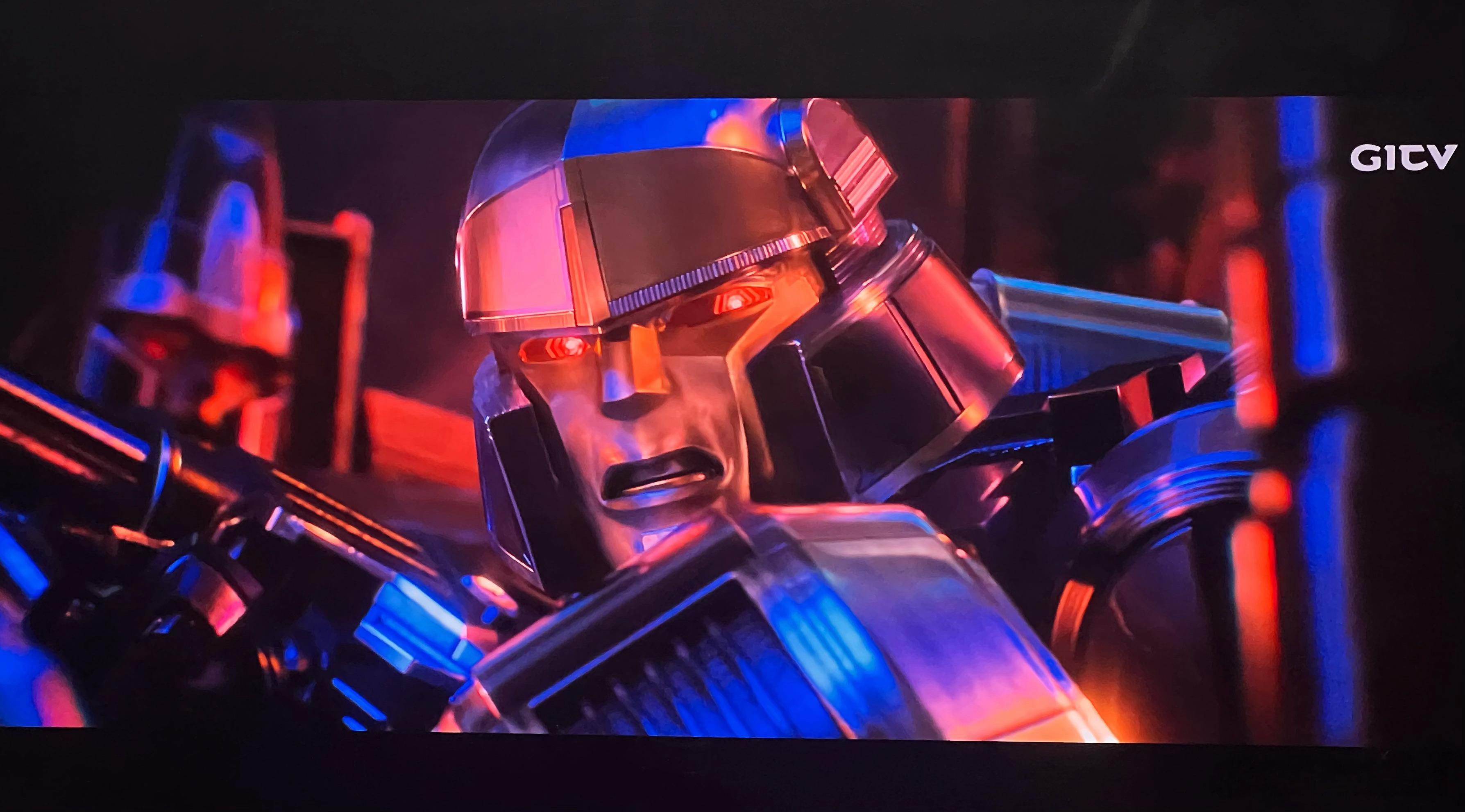 和嘴皮子一流、极具鼓动性的擎天柱（奥利安-派克斯）相比，威震天（D-16）这人狠