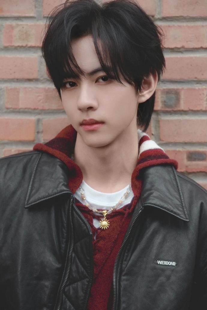 刘轩丞红卫衣黑皮衣，刘轩丞皮衣质感随拍，奶呼呼的男大变身拽哥上线，谁能不被这个刘