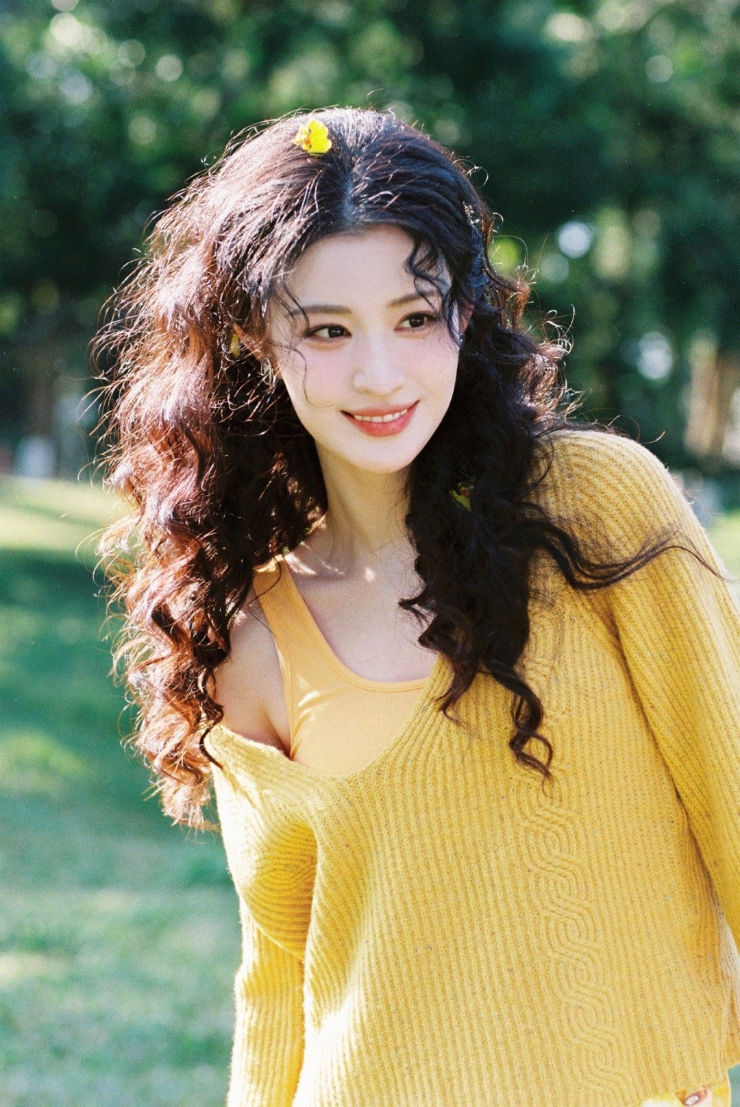 王楚然完全明艳大美女 王楚然鹅黄毛衣羊毛卷造型 王楚然27岁生日照part1黄色