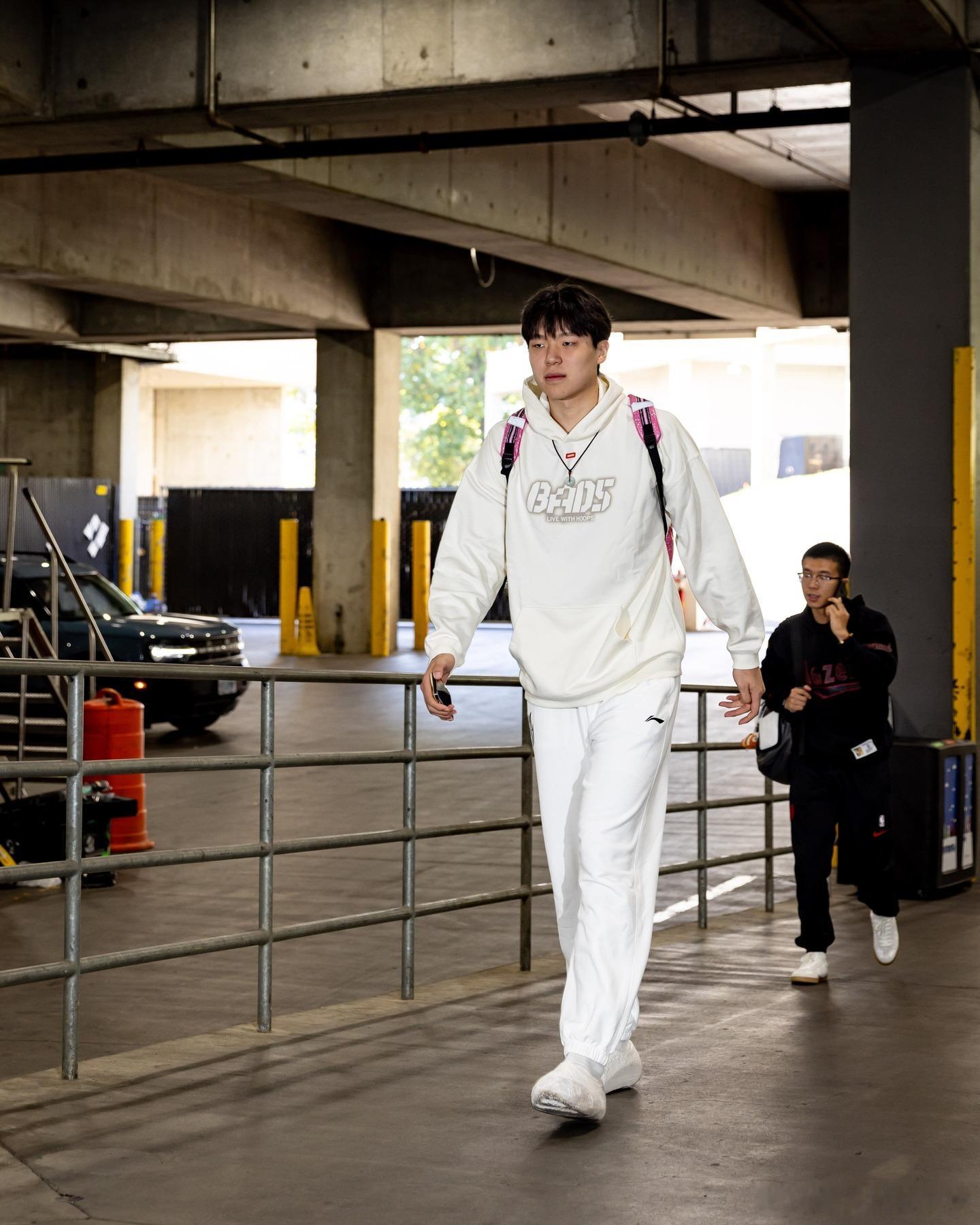 主场迎战勇士，杨瀚森替补出战[加油]首发：霍乐迪，夏普，阿夫迪亚，格兰特，克林根