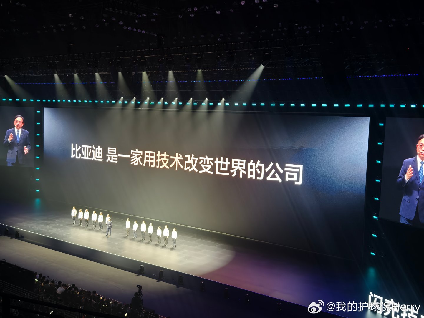 比亚迪王传福的闪充计划有多强？比亚迪闪充，二代刀片电池发布会上，王传福相当兴奋激