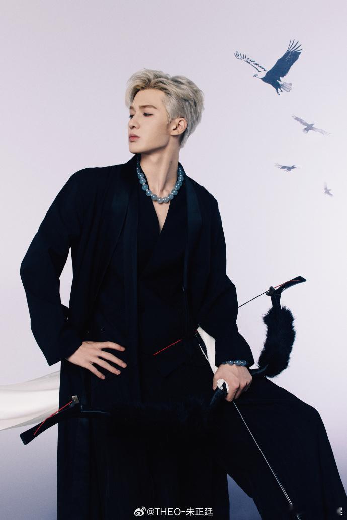 #朱正廷戴着收藏级别的珠宝走红毯##朱正廷金发撕漫男#朱正廷这一身真的太惊艳了，